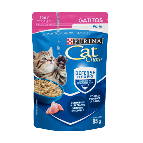 Sobre de alimento húmedo para gatos Purina® Cat Chow® Gatitos con Pollo, con un tierno gatito atigrado jugando con burbujas