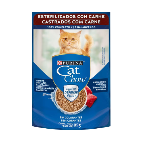 Bolsa de alimento húmedo para gatos Purina® Cat Chow® Esterilizados con carne, con un gato naranja de pelo largo en el empaque