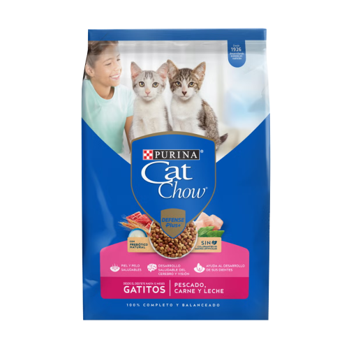 Bolsa de alimento seco para gatos Purina® Cat Chow® Gatitos con pescado, carne y leche, con dos gatitos blancos y grises junto a una niña
