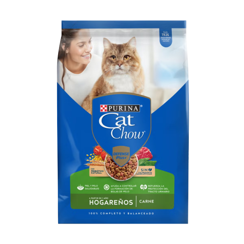 Bolsa de alimento para gatos Purina® Cat Chow® Hogareños con carne, mostrando un felino junto a su dueña en el empaque