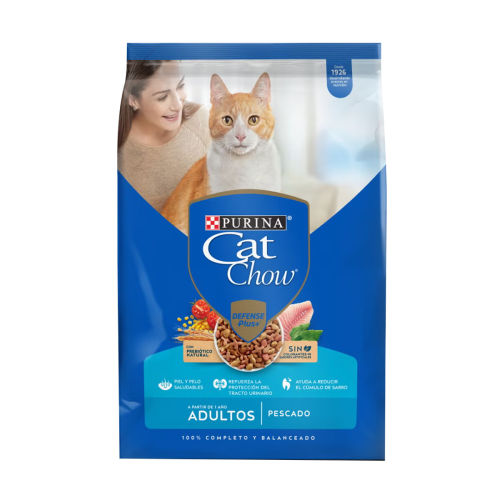 Bolsa de alimento para gatos Purina® Cat Chow® Adultos Pescado, con un gato blanco y naranja junto a su dueña en el empaque