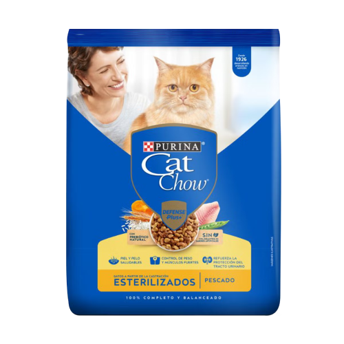 Bolsa de alimento para gatos Purina® Cat Chow® Esterilizados con pescado, con un gato naranja de ojos grandes sobre un fondo azul