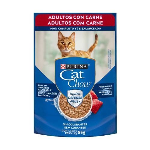 Sobre de alimento húmedo para gatos Purina® Cat Chow® Adultos con Carne, con un gato naranja de mirada curiosa y un fondo claro