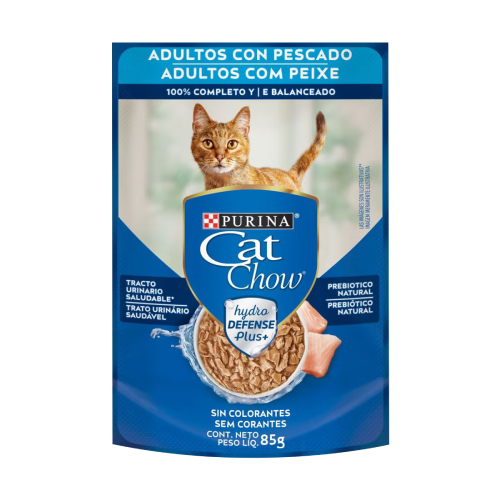 Sobre de alimento húmedo para gatos Purina® Cat Chow® Adultos con Pescado, con un gato atigrado naranja en el empaque