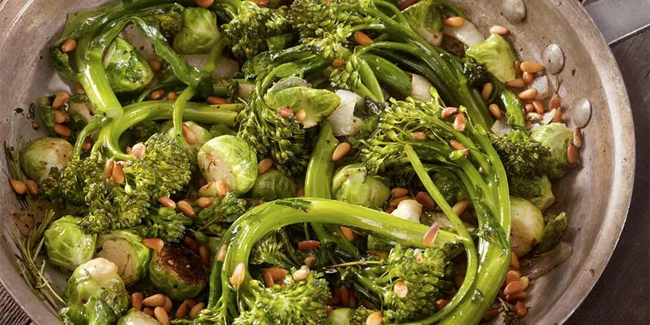 Plato de ensalada con brócoli. Qué verduras pueden comer los perros.